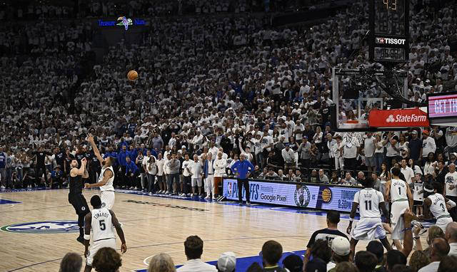 终场“绝杀时刻”点燃球场的巅峰激情