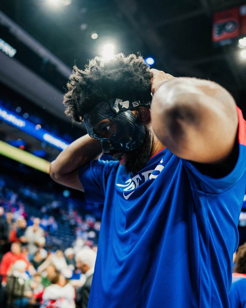 爱游戏综合娱乐-包含在与雷霆的大战中，他连续多次封堵对手破篮，包括多次阻止“空中飞人”的扣篮！的词条