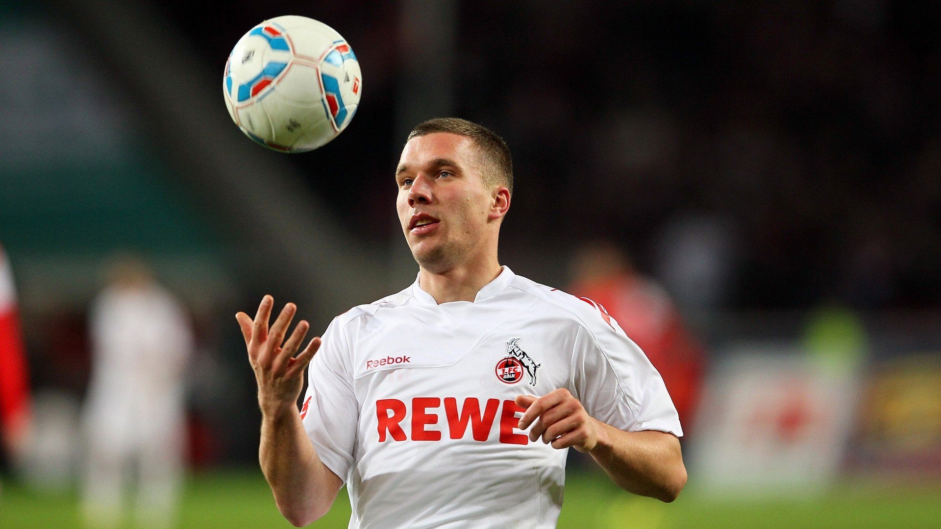 爱游戏app-球队的家庭日：幕后温馨瞬间大揭秘，家庭足球队